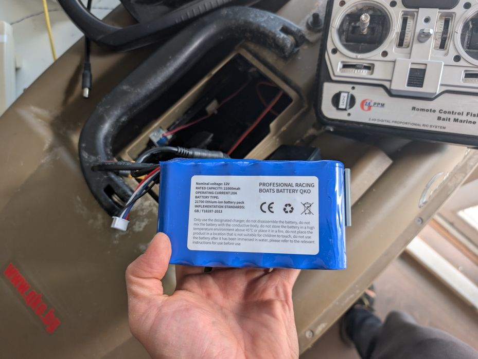 Лодка за захранка Lake Master M2