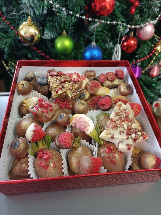 Фрукты и ягоды в шоколаде