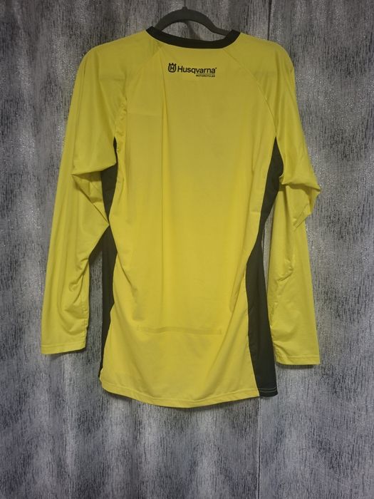 Tricouri noi diferite modele