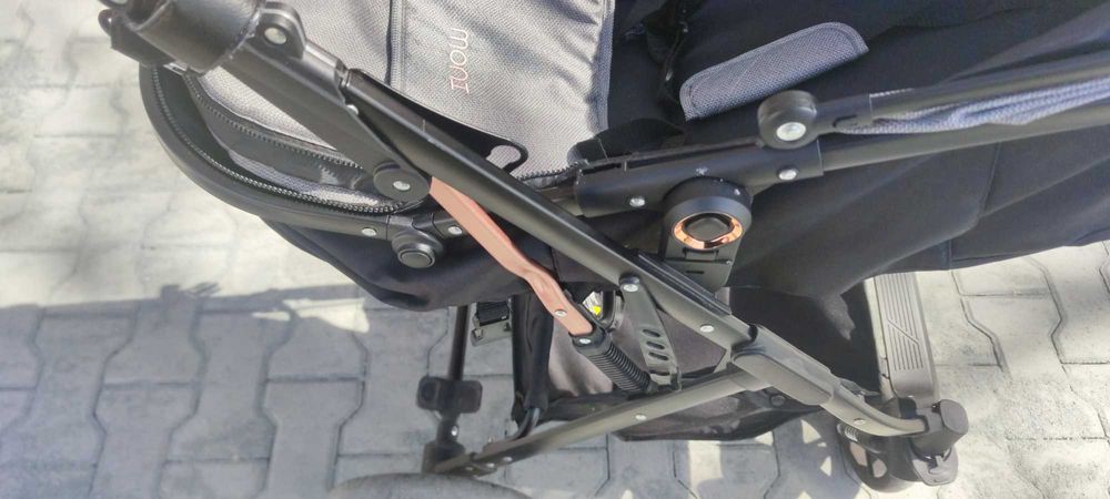 Две колички . И двете  5 пъти ползвани  3 в 1 и люлеещ шезлонг