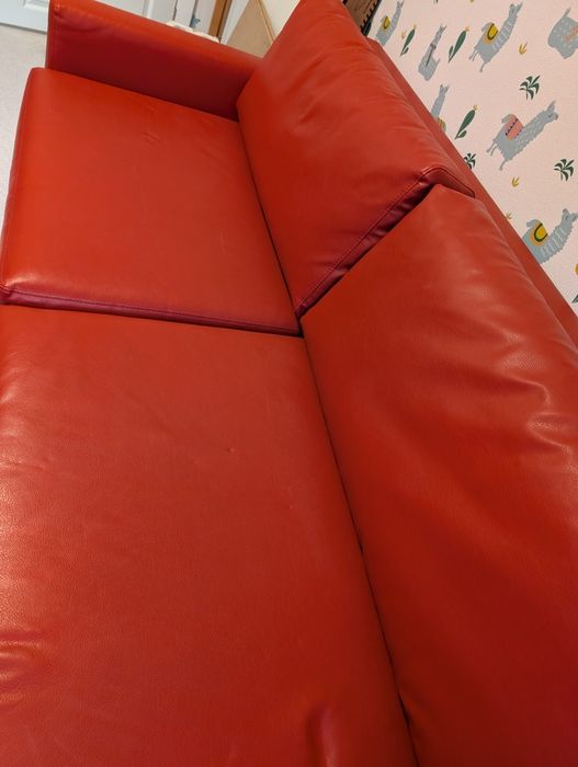 Червен диван от изкуствена кожа