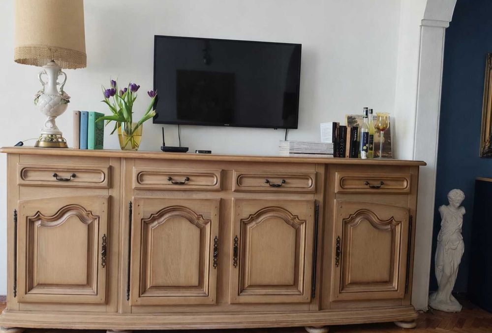 Масивен дървен шкаф