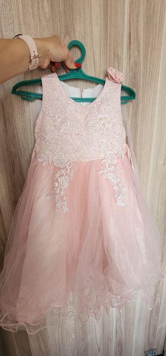 Продаётся платье на 5-6лет