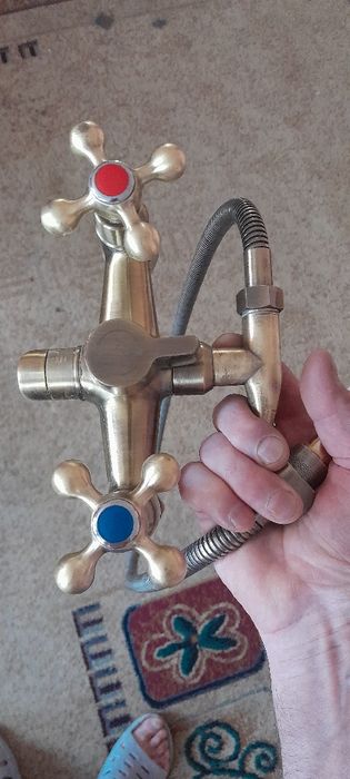 продам смеситель для ванной комнаты.