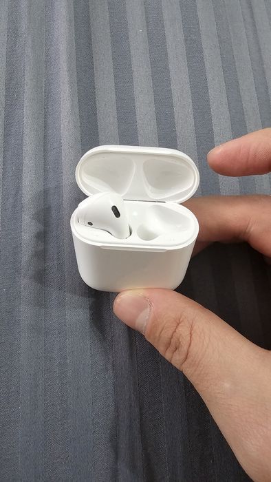 Apple AirPods (2nd generation)