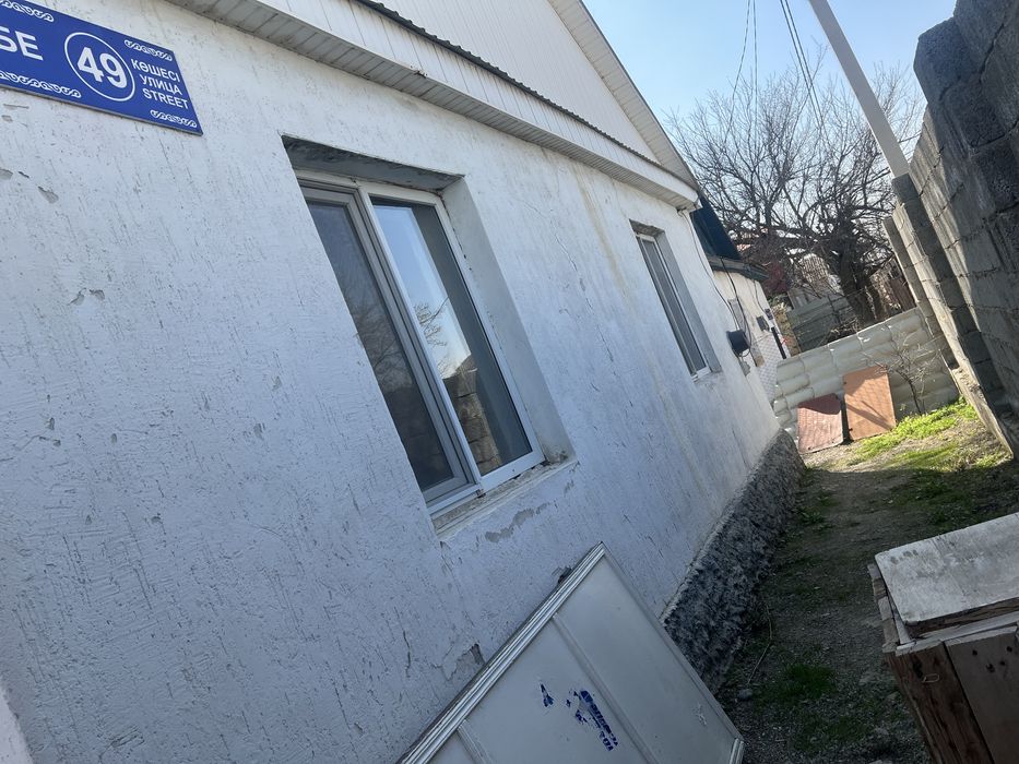 Дом продается в хорошем раионе.