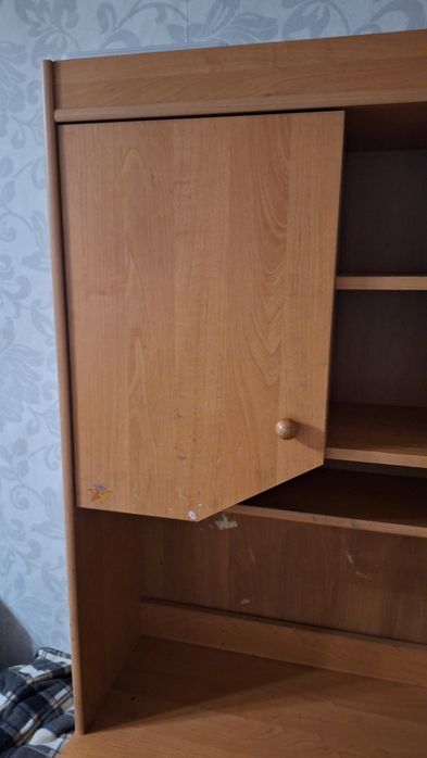 Стол письменный с полками