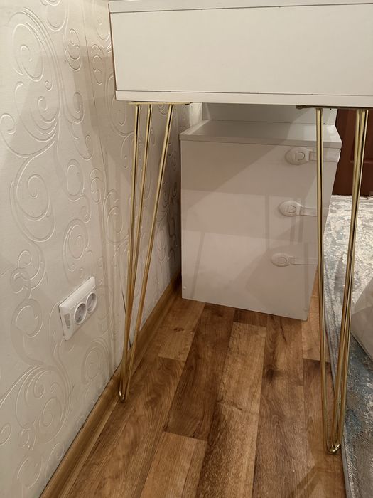 Туалетный столик с зеркалом