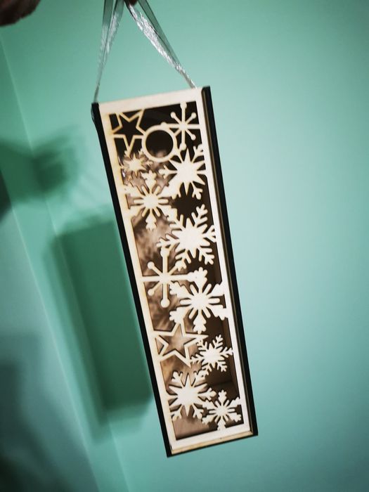 Дървена  коледна Кутия за бутилка с лазерна пирография на текст