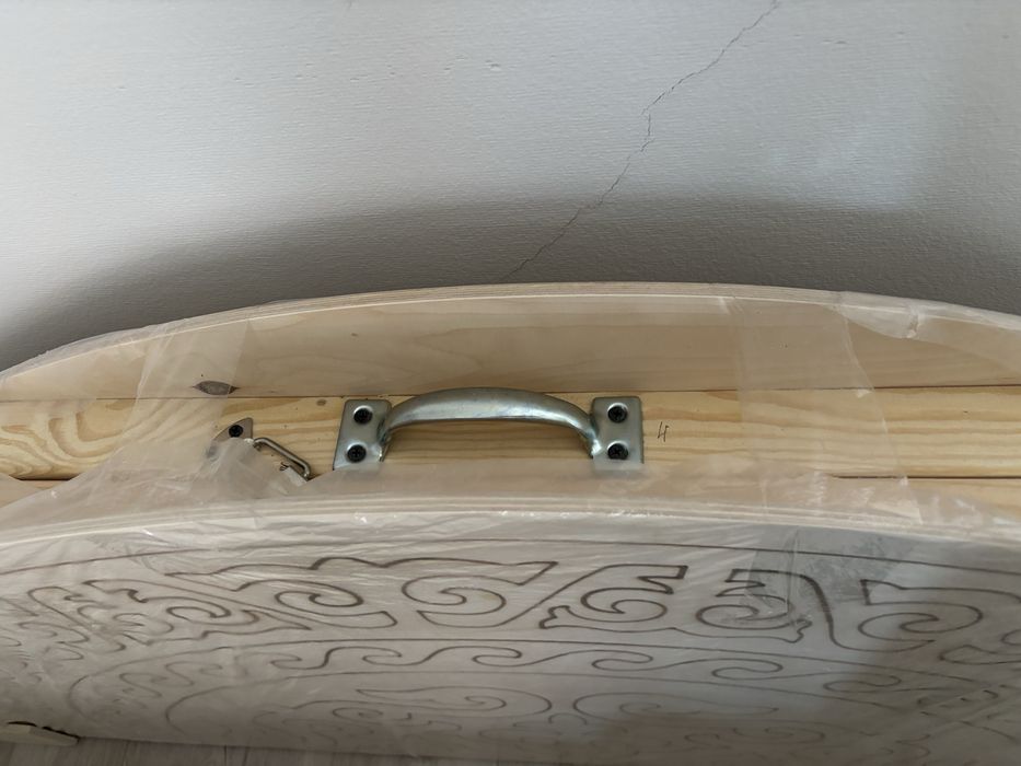 Стол круглый с орнаментом