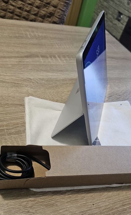 Micrrosoft surface go 3 intel Corei3