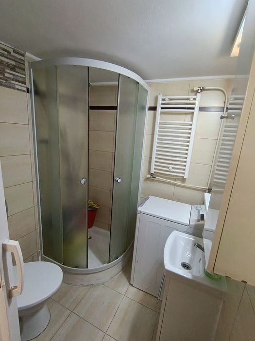 Închiriez garsoniera renovata în zona Rogerius lângă Școala 11