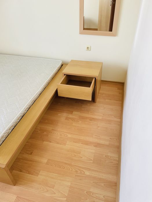 спалня със нощи шкафчета