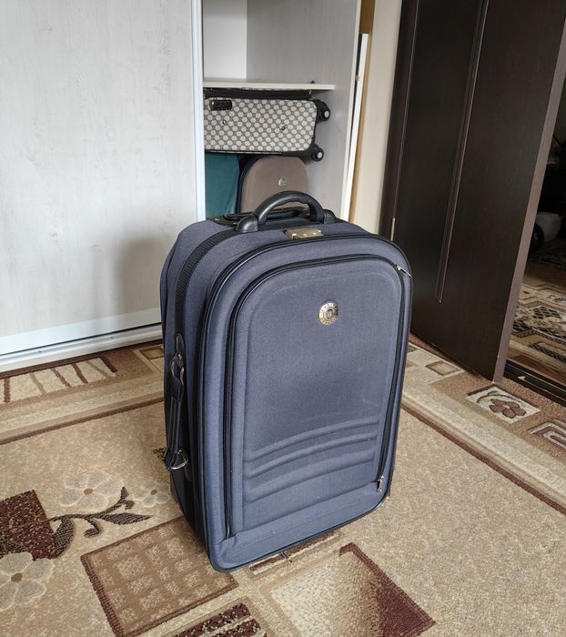 Продам чемодан на колёсах