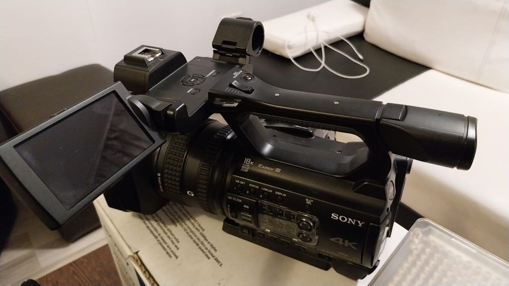 Vând camera video Sony NX 200