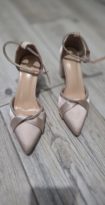 Pantofi cu toc, 37