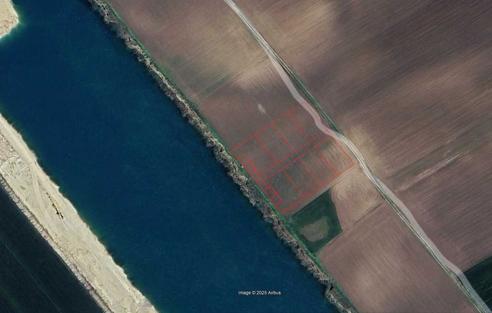 5000 mp situat langa lac sau loturi de la 560 mp