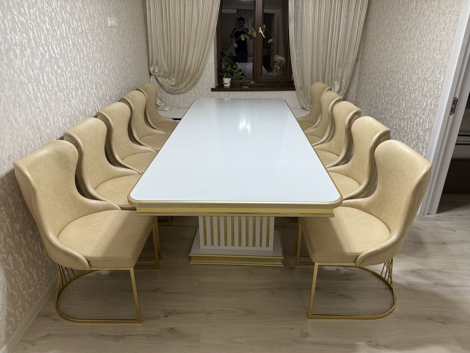 Мягкая мебель (стол и стулья) на 10 человек в стиле хай-тек. Новая