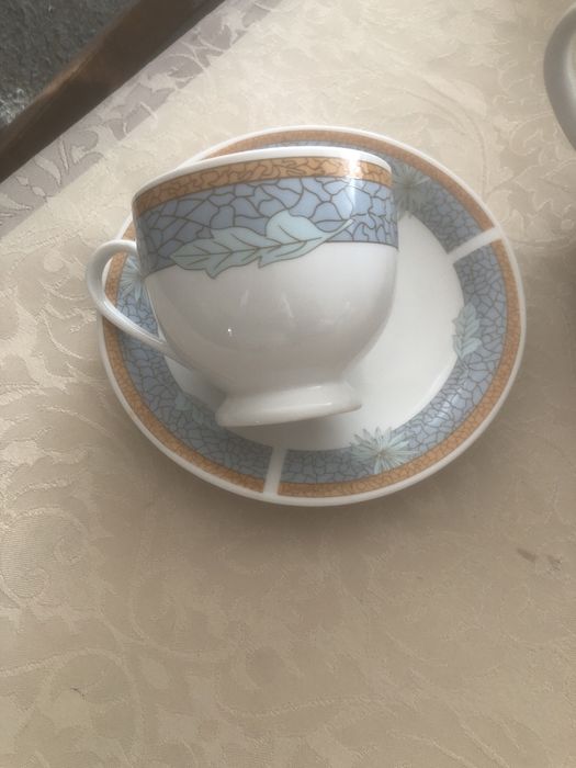 Чайник и 5 чашек с блюдцами