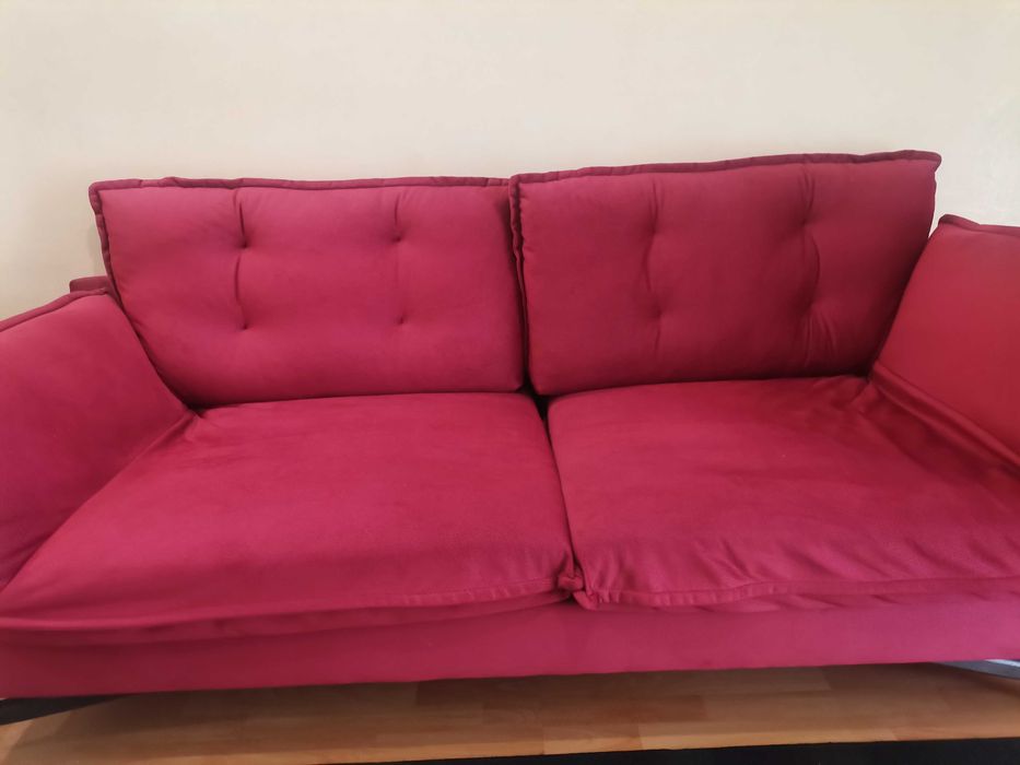 Червен диван-канапе