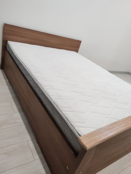 Продам двуспальную кровать с матрасом