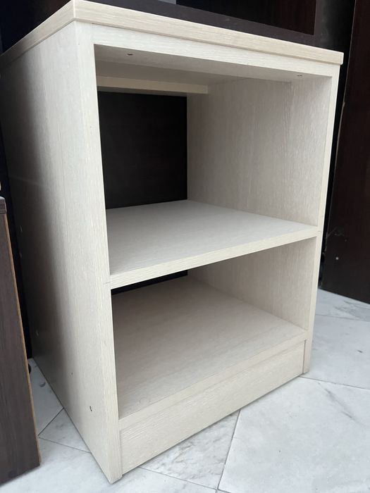 Продавам мебели гардероби,нощни шкафчета,тоалетка от хотел