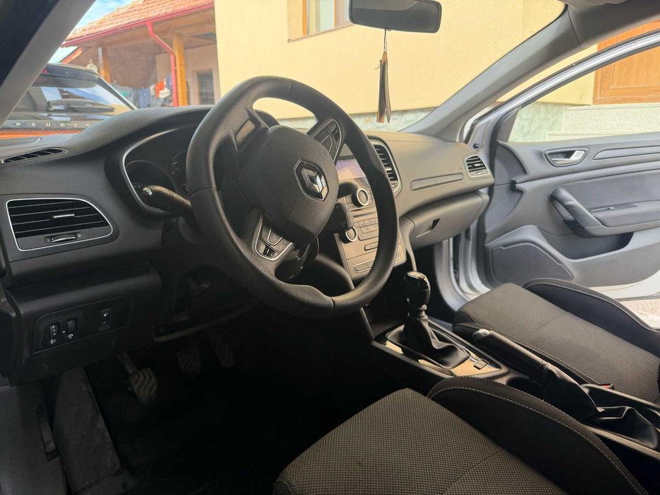 Megane 4 1.3 TCE benzina 115 cp 6 viteze 77.350 km Unic proprietar