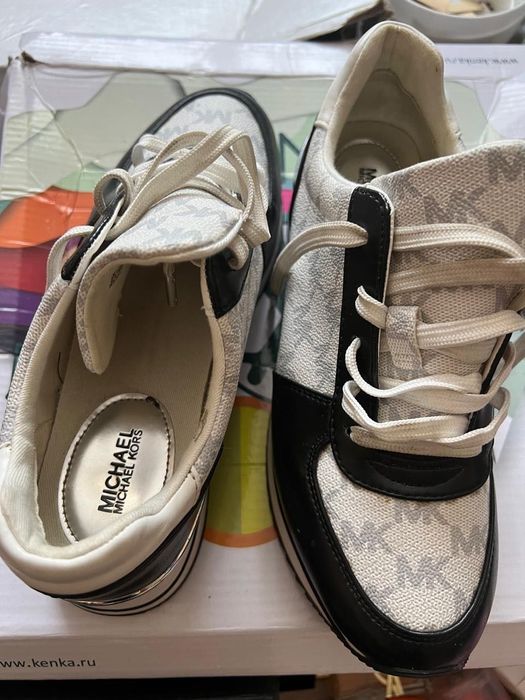 Продам женские кроссовки