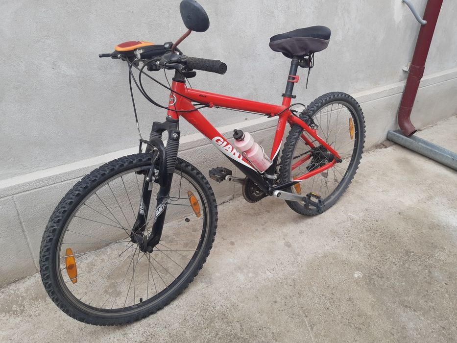 Vând bicicleta Giant
