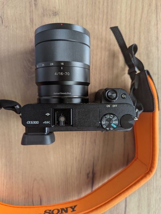 Продавам фотоапарат Sony A6300 с обектив Sony Carl-Zeiss 16-70mm f/4 OSS