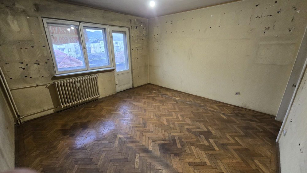 Proprietar vând apartament decomandat 3 camere 90 mp Brad zona Spital