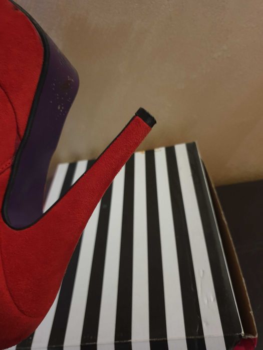 Червени дамски боти на ток