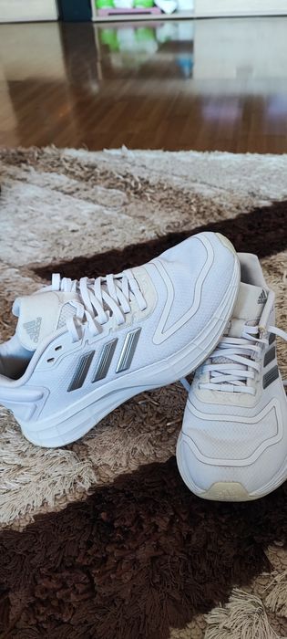 Оригинални маратонки Adidas.