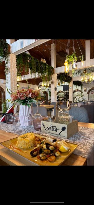 Pensiune cu restaurant si terasa 200 locuri,cladire separata cu doua spatii comerciale de 300m/2 si pod de 300m/2 si casa de locuit