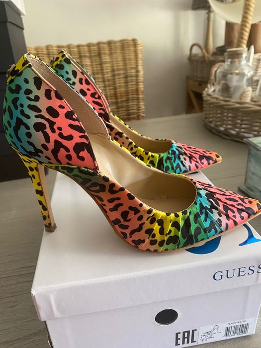 Обувки с ток GUESS