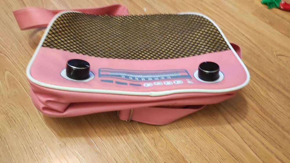 Продавам чанта тип радио