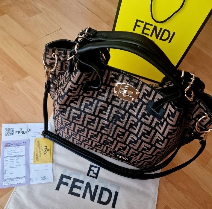 Geanta damă super model, logo metalic auriu, saculet, etichetă