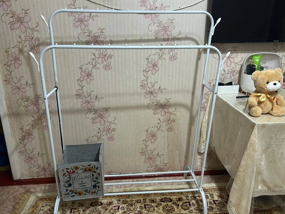 Продам напольную вешалку для одежды
