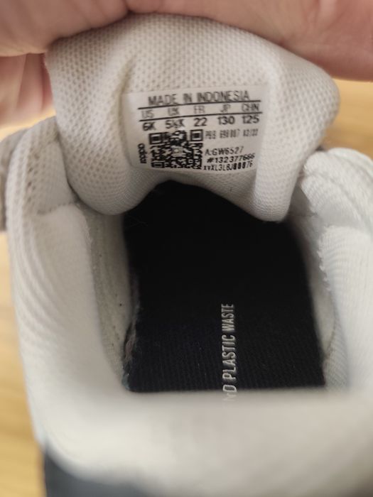 Adidasi albi  Adidas m 22