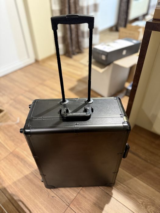 Portfard cosmetic, case valiza cu picioare lumini si spatii mari