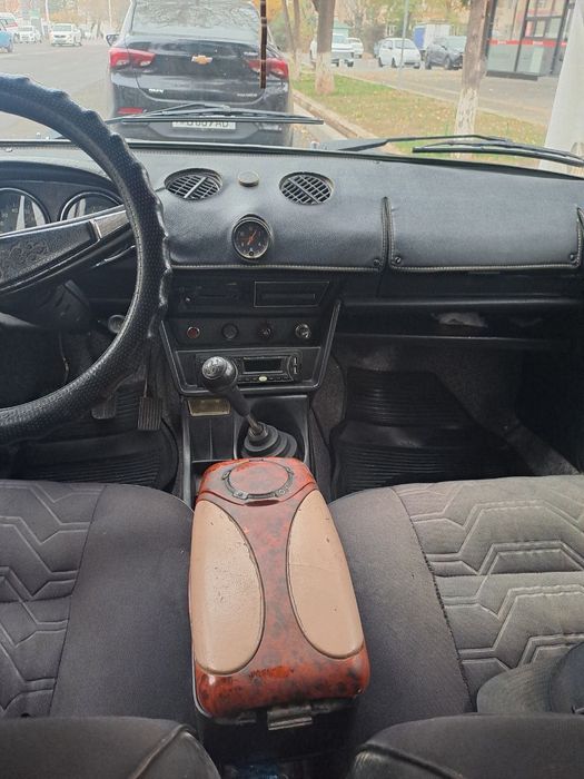 Машина Жигули 2103