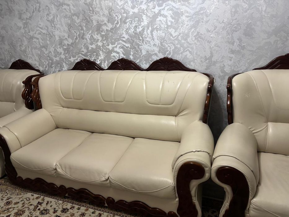 Продам диван с двумя креслами