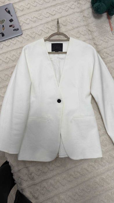 Бяло дамско сако ZARA, размер S-M