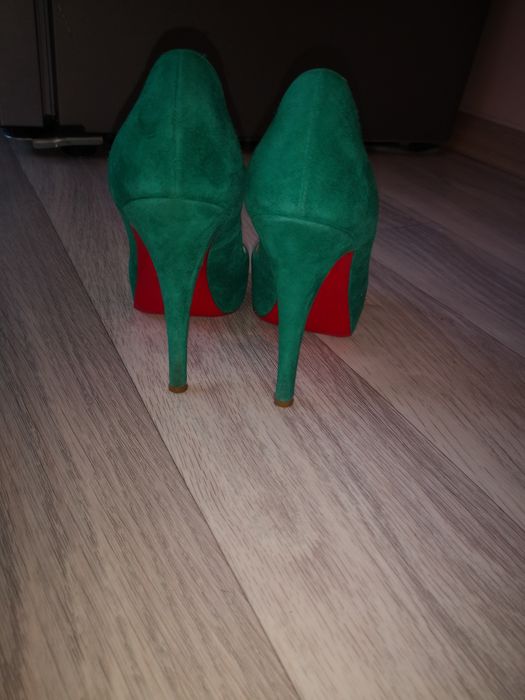 Продам оригиналы лабутены 35р