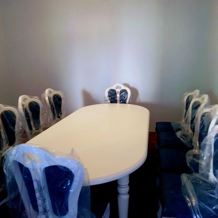 Стол и стулья для дома. Состояние отличное.