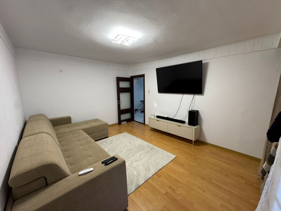 De închiriat apartament 3 camere