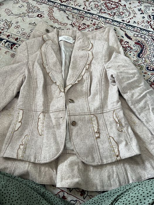 Отдам два юбочных костюма