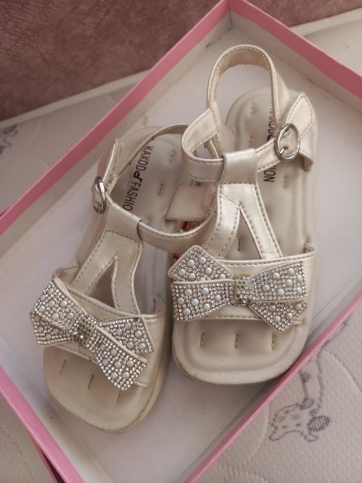 Сандалии для девочек в отличном состоянии