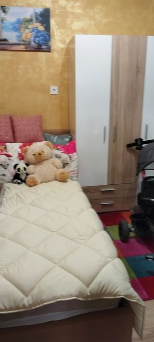 Къща от която се продава втори етаж със самостоятелен вход.И малък дв