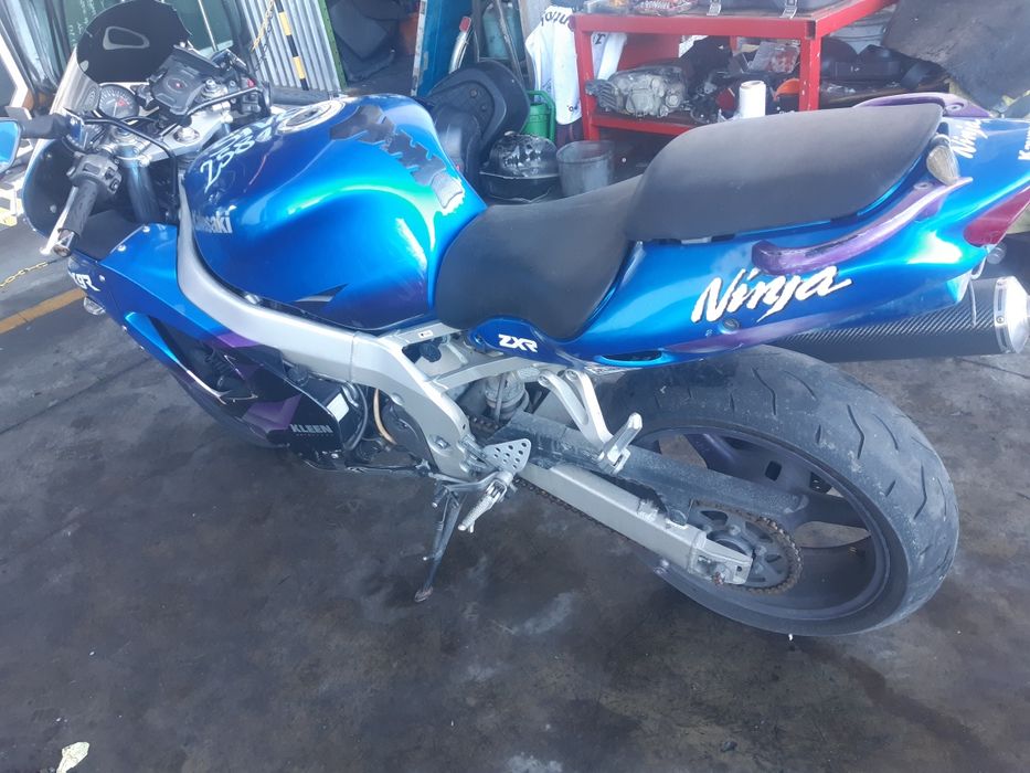 Мотоциклет (Кавазаки (Kawasaki  ZX-9R )-на части